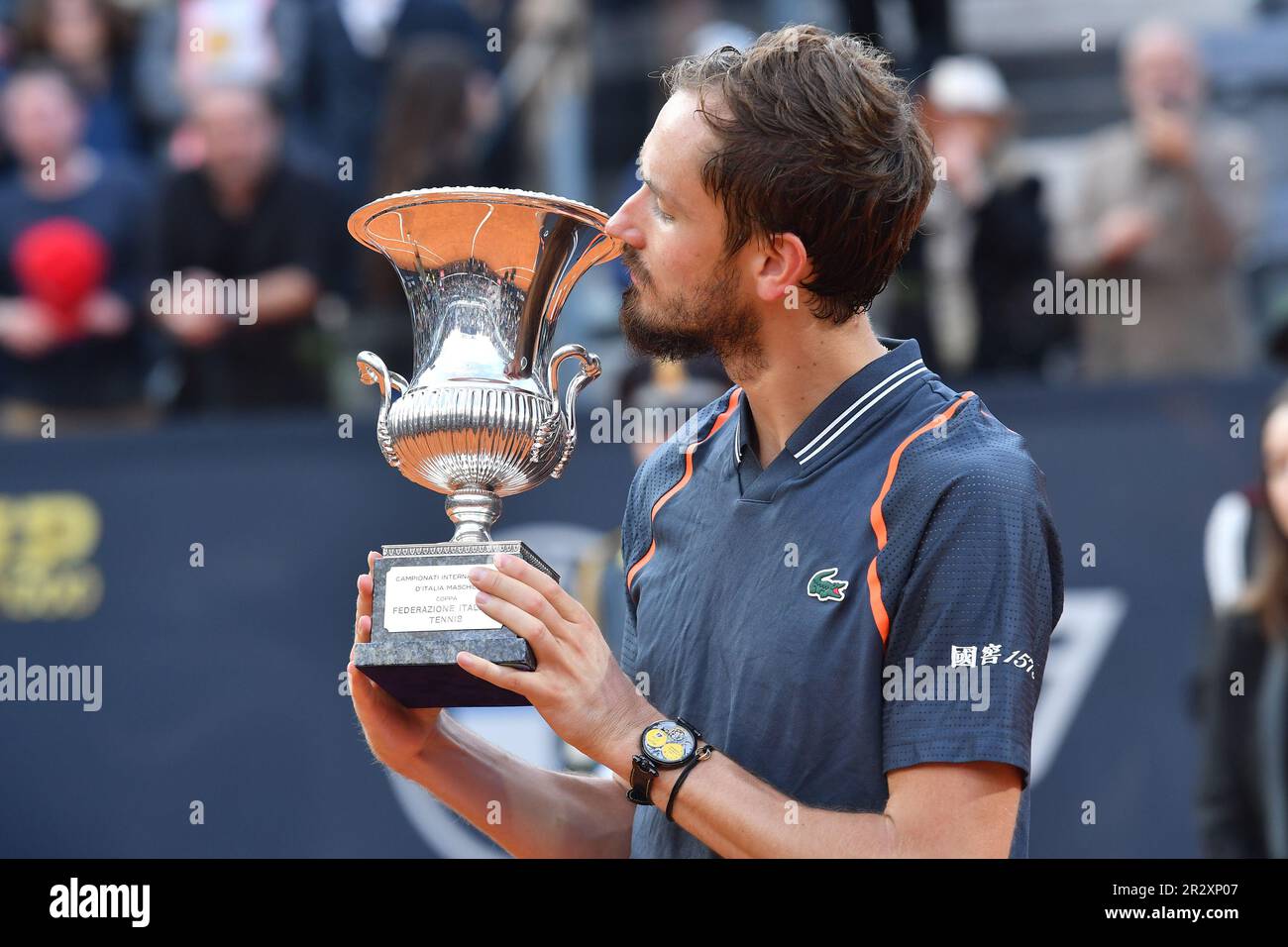 Roma, Lazio. 21st maggio, 2023. ROMA, ITALIA - MAGGIO 21: Daniil Medvedev festeggia la vittoria del torneo maschile di singles e trofeo contro Holger Rune 7-5 7-5 durante Roma internazionali d'Italia il 21 Maggio 2023 a Foro Italico Roma, Italia. ( Credit: massimo insabbato/Alamy Live News Foto Stock