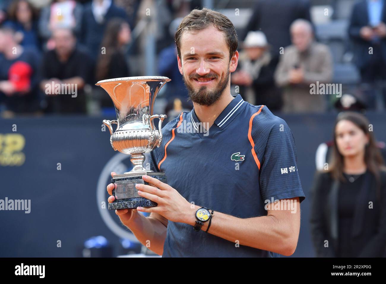 Roma, Lazio. 21st maggio, 2023. ROMA, ITALIA - MAGGIO 21: Daniil Medvedev festeggia la vittoria del torneo maschile di singles e trofeo contro Holger Rune 7-5 7-5 durante Roma internazionali d'Italia il 21 Maggio 2023 a Foro Italico Roma, Italia. ( Credit: massimo insabbato/Alamy Live News Foto Stock