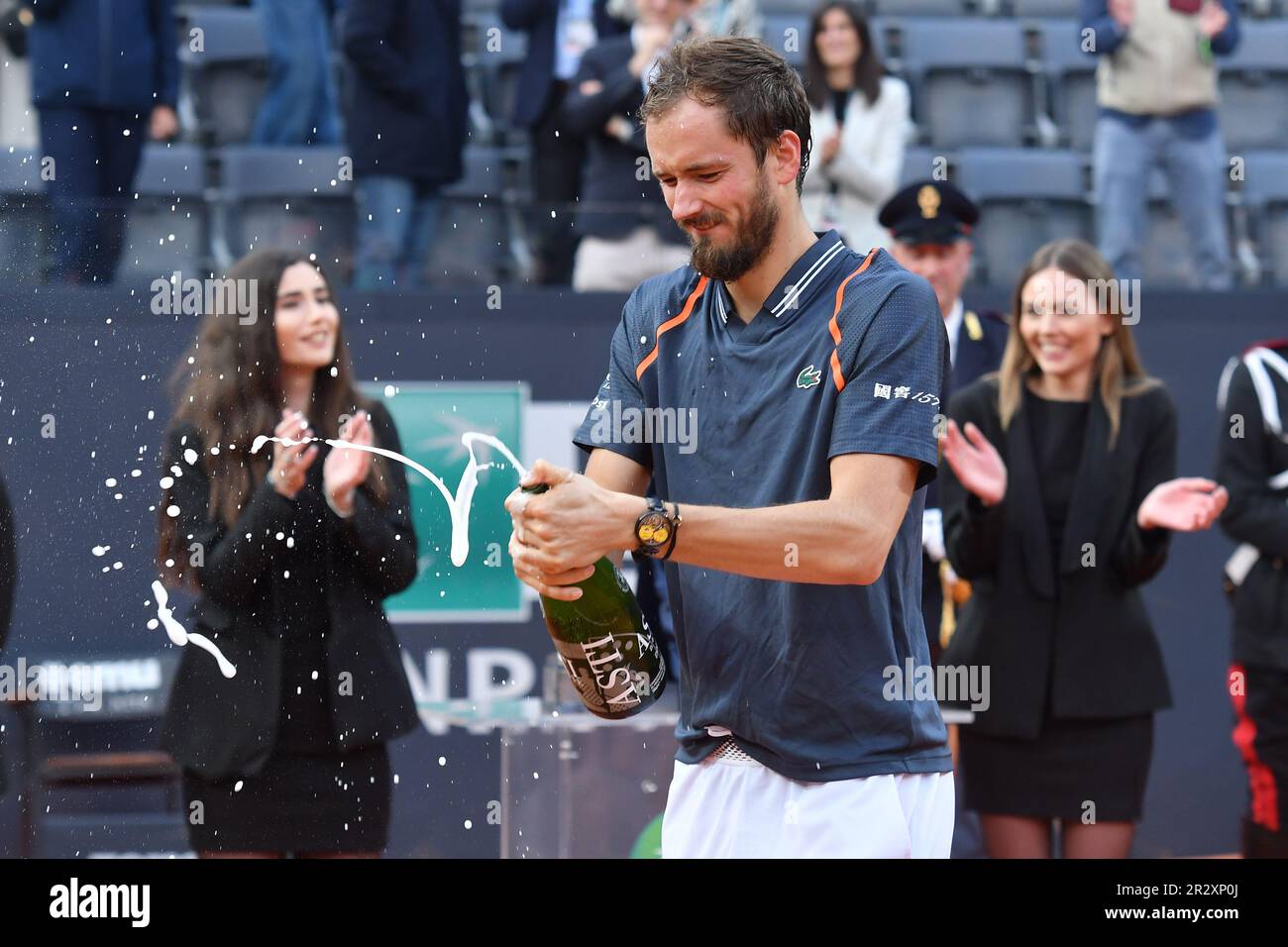 Roma, Lazio. 21st maggio, 2023. ROMA, ITALIA - MAGGIO 21: Daniil Medvedev festeggia la vittoria del torneo maschile di singles e trofeo contro Holger Rune 7-5 7-5 durante Roma internazionali d'Italia il 21 Maggio 2023 a Foro Italico Roma, Italia. ( Credit: massimo insabbato/Alamy Live News Foto Stock