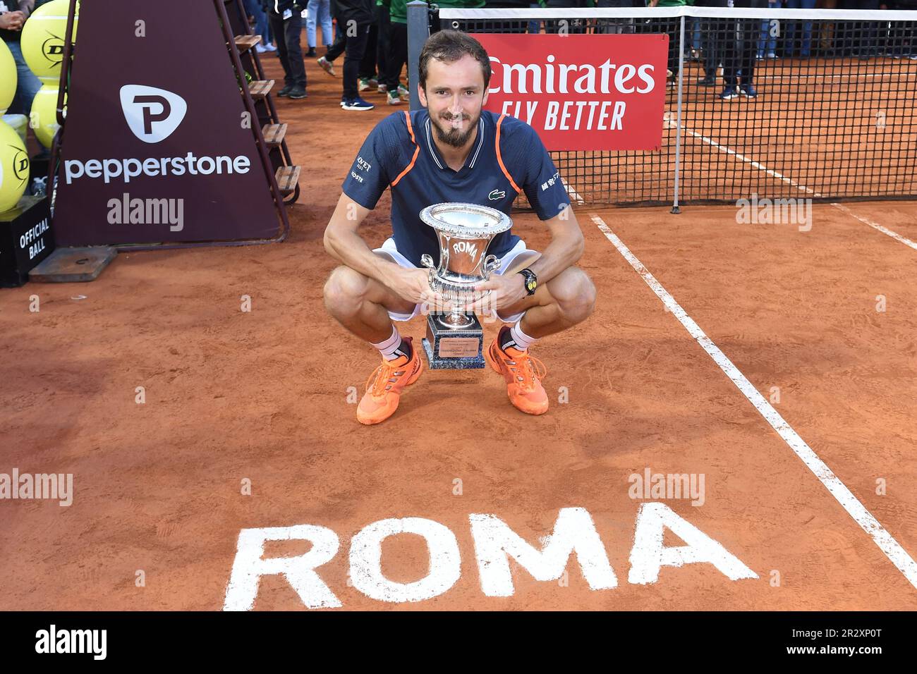 Roma, Lazio. 21st maggio, 2023. ROMA, ITALIA - MAGGIO 21: Daniil Medvedev festeggia la vittoria del torneo maschile di singles e trofeo contro Holger Rune 7-5 7-5 durante Roma internazionali d'Italia il 21 Maggio 2023 a Foro Italico Roma, Italia. ( Credit: massimo insabbato/Alamy Live News Foto Stock