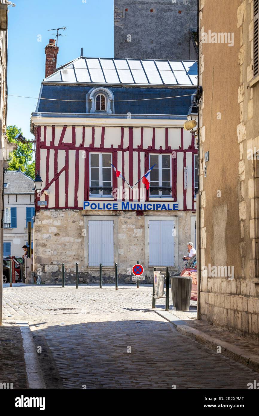 Provins, Francia - 31 maggio 2020: Tradizionale edificio medievale in cui la stazione di polizia si trova nel villaggio di Provins vicino a Parigi Foto Stock