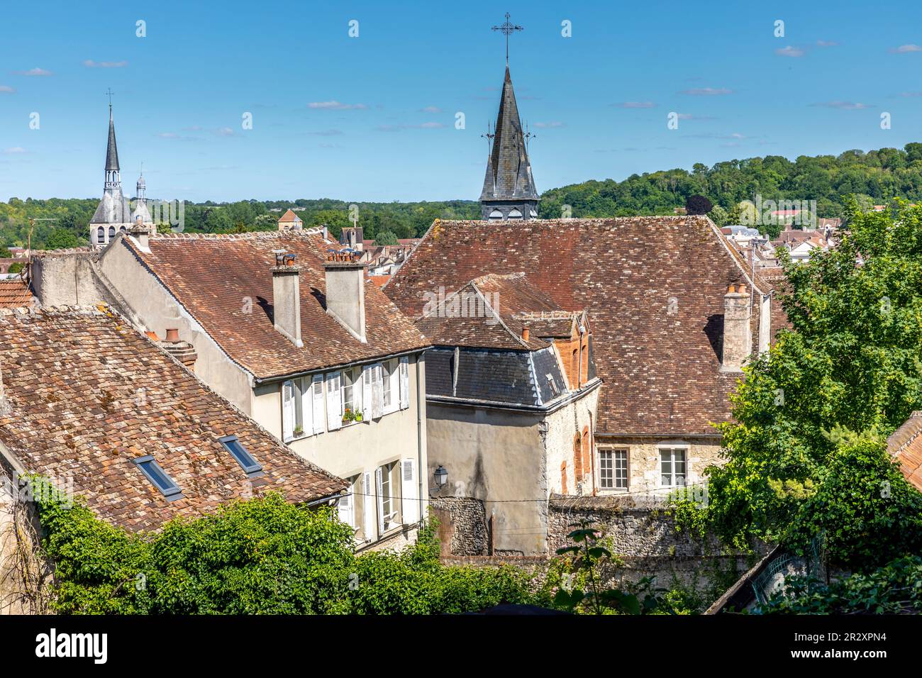 Provins, Francia - 31 maggio 2020: Edifici tipici e case nella città di Provins, borgo medievale vicino a Parigi Foto Stock