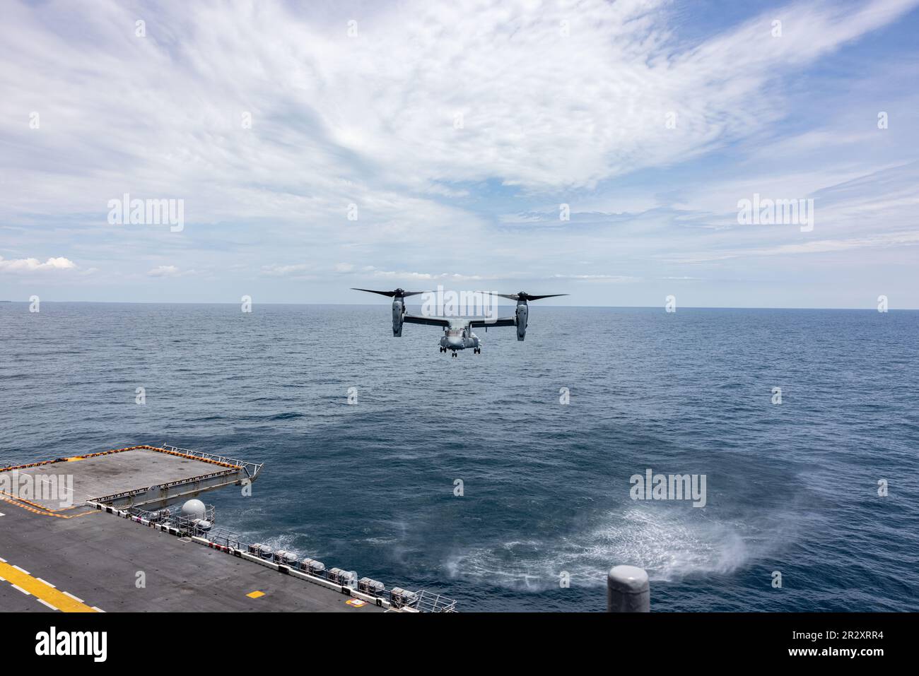 STATI UNITI Marine Corps MV-22 Ospreys assegnato alla 26th Marine Expeditionary Unit (MEU) condurre le qualifiche di atterraggio ponte a bordo della nave d'assalto anfibio di classe Wasp USS Bataan come parte del Composite Training Unit Exercise (C2X), Oceano Atlantico, 17 maggio 2023. Il C2X è l’esercizio culminante del programma di formazione pre-implementazione dell’MEU 26th, che fornisce una formazione realistica e scenari per rafforzare le capacità dell’MEU prima dell’implementazione. (STATI UNITI Corpo marino foto di Lance CPL. Rafael Brambila-Pelayo) Foto Stock