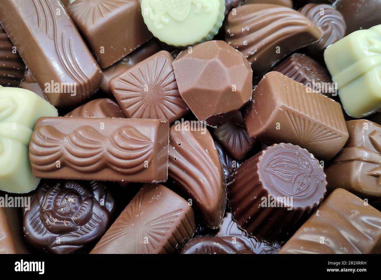 Assortimento di caramelle al cioccolato pregiate, dolci al cioccolato bianco, scuro e al latte. Foto Stock