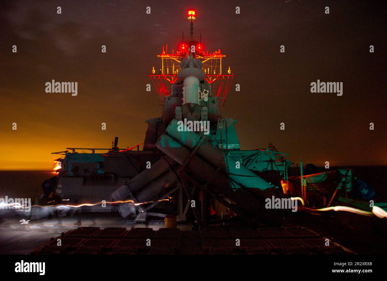 230520-N-NH267-1174 GOLFO DI OMAN (20 maggio 2023) i marinai assicurano l'attrezzatura dalle operazioni di volo notturno sul ponte missilistico di poppa del cacciatorpediniere missilistico guidato USS Paul Hamilton (DDG 60) nel Golfo di Oman, 20 maggio 2023. Paul Hamilton è schierato nell'area delle operazioni della flotta degli Stati Uniti 5th per contribuire a garantire la sicurezza marittima e la stabilità nella regione del Medio Oriente. (STATI UNITI Foto Navy di Mass Communication Specialist 2nd Classe Elliot Schaudt) Foto Stock