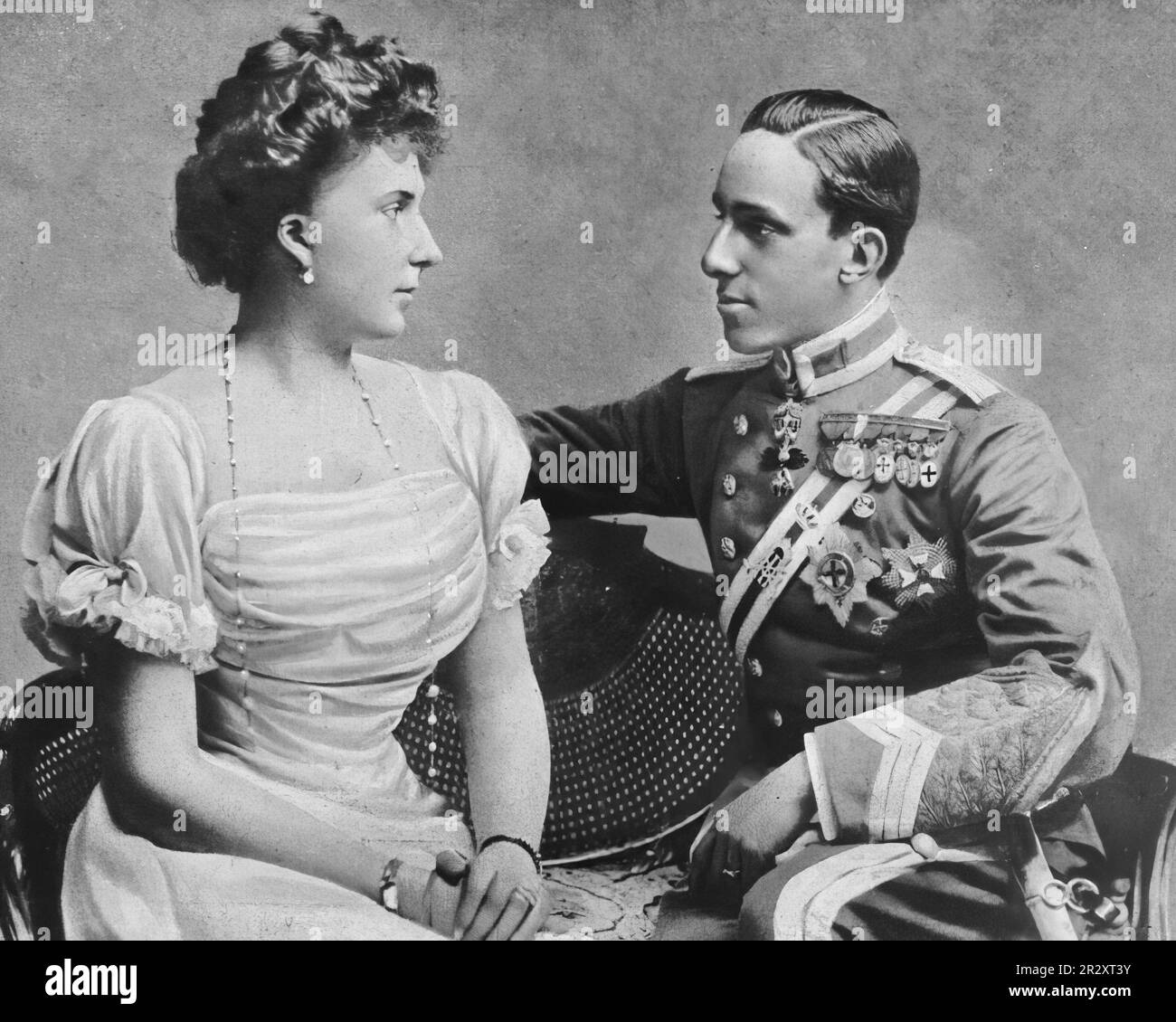 Alfonso XIII di Spagna e sua moglie la principessa Vittoria Eugenie di Battenberg Foto Stock