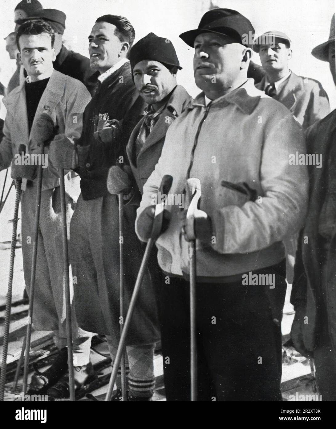 Immagine propagandistica di Benito Mussolini (il dittatore d'Italia) che viene fotografato tra la gente mentre si va su una pista da sci Foto Stock