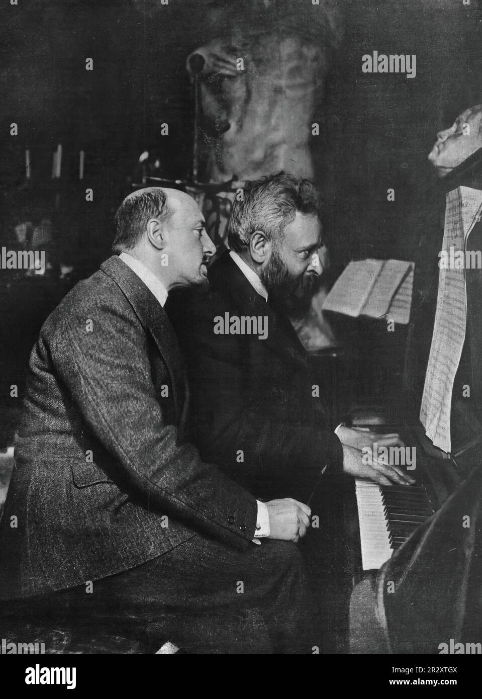 Il poeta e il Maestro Gabriele d'Annunzio e il Maestro Alberto Franchetti alla Scala di Milano, dove si esibiscono nella tragedia pastorale di D'Annunzio. Foto Stock
