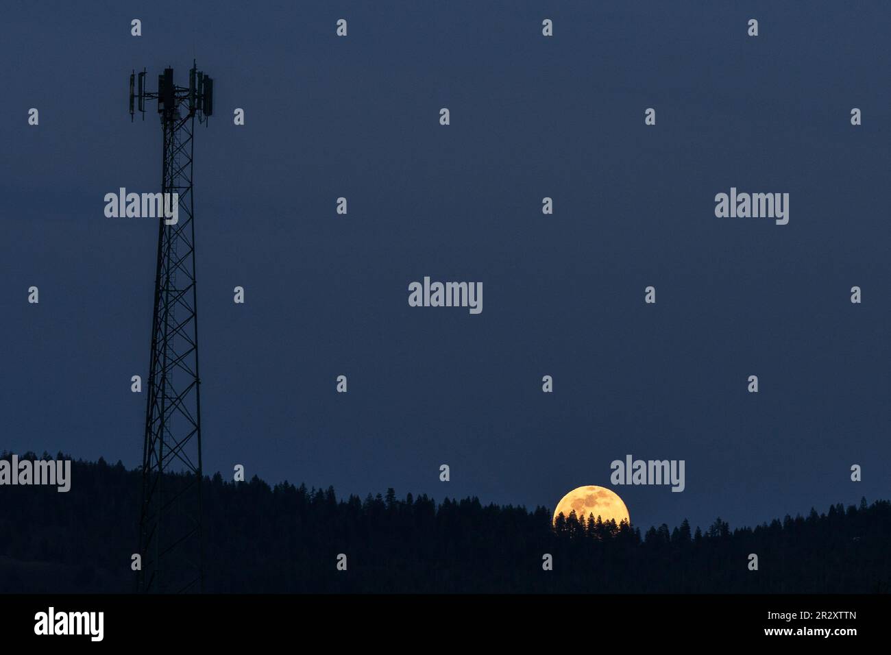 Luna piena Rising con cellulare Torre Moonrise. Oregon, Ashland Foto Stock