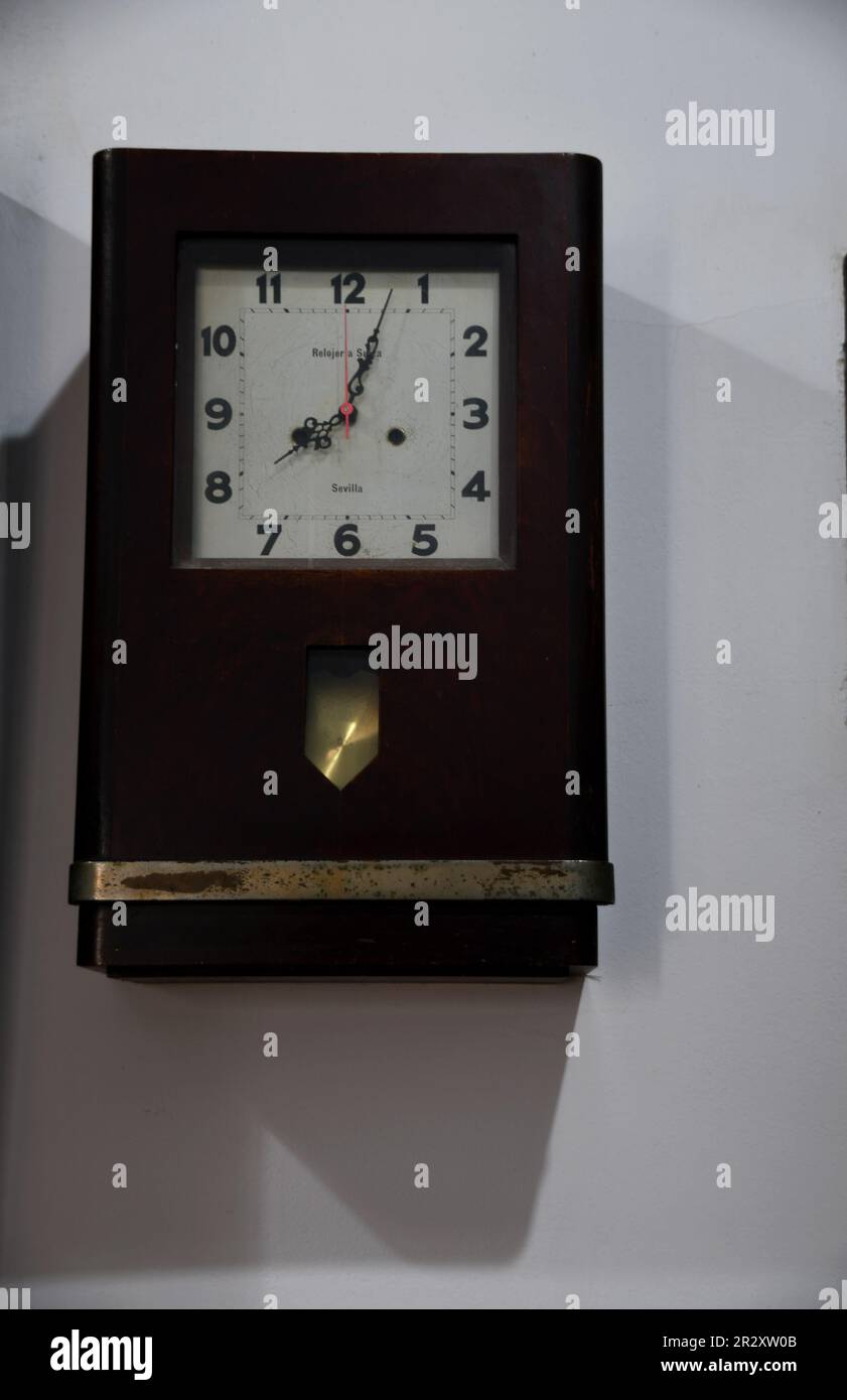 Antico orologio decorativo da parete in scatola di legno scuro con rifiniture dorate Foto Stock
