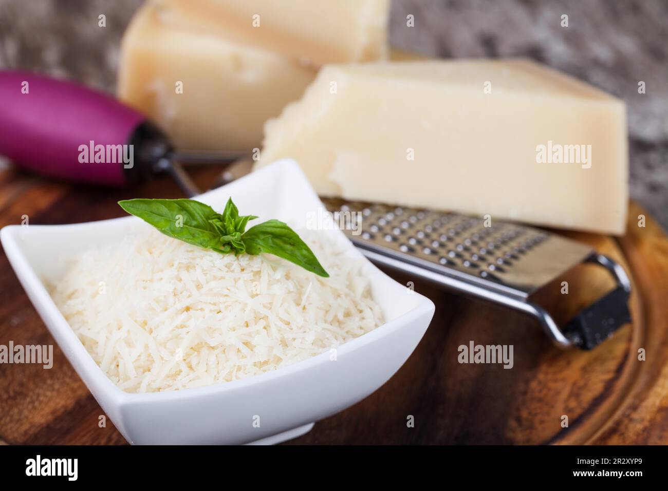 Pezzo di formaggio Parmigiano con grattugia isolato su bianco Foto stock -  Alamy