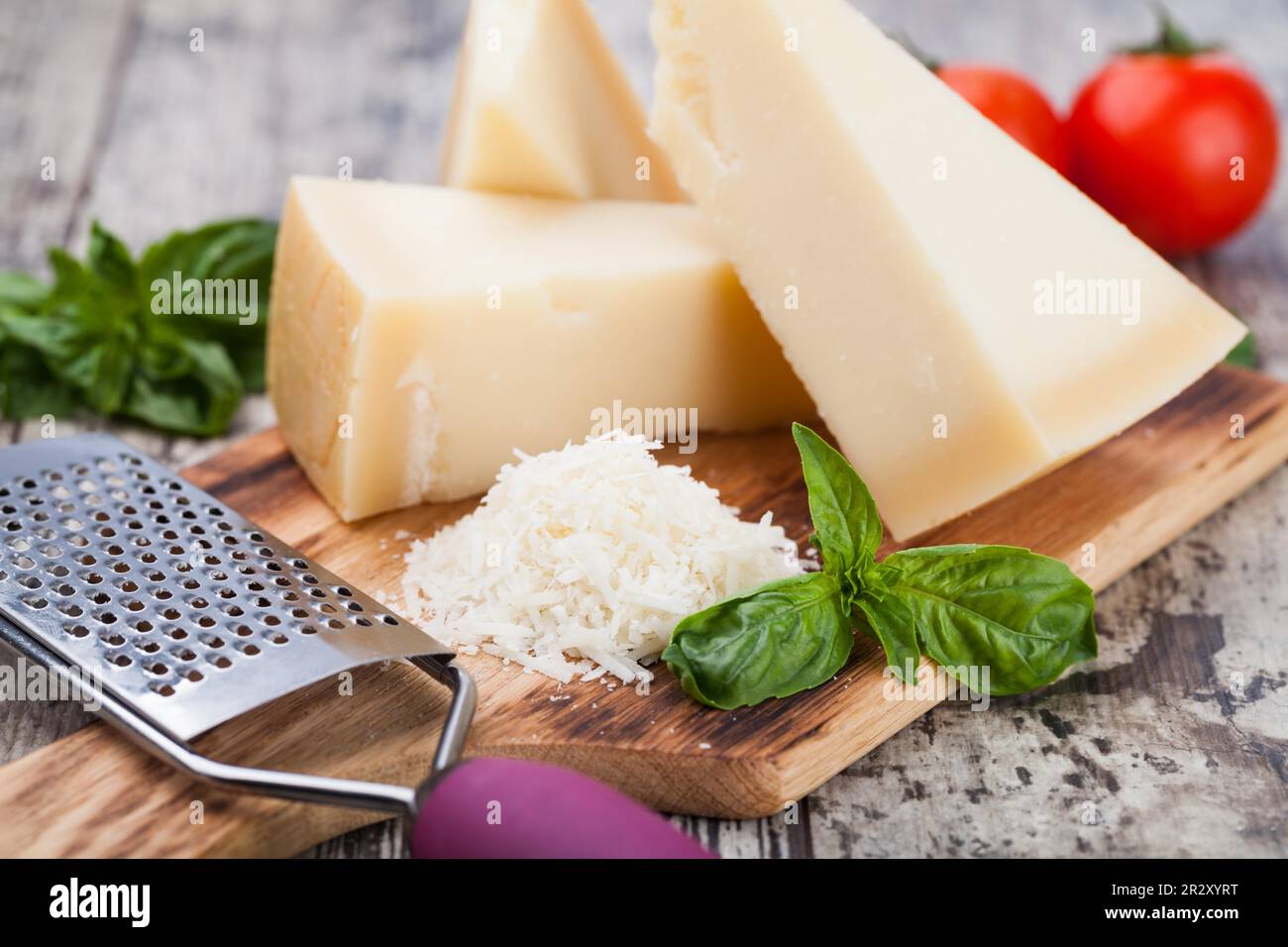 Formaggio parmigiano grattugiato e grattugia di metallo sulla tavola di  legno Foto stock - Alamy