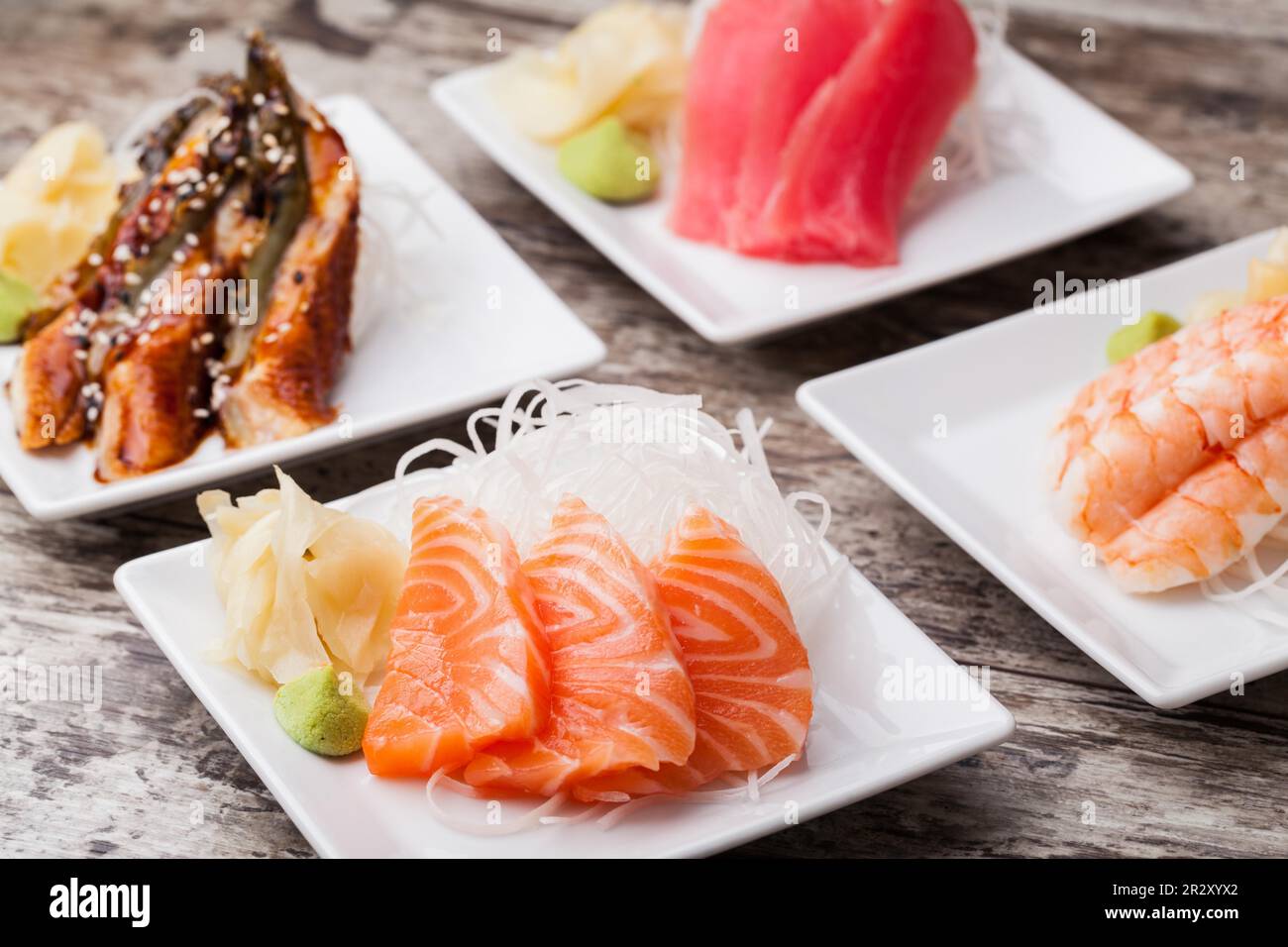 deliziosi sashimi misti su un piatto nero Foto Stock