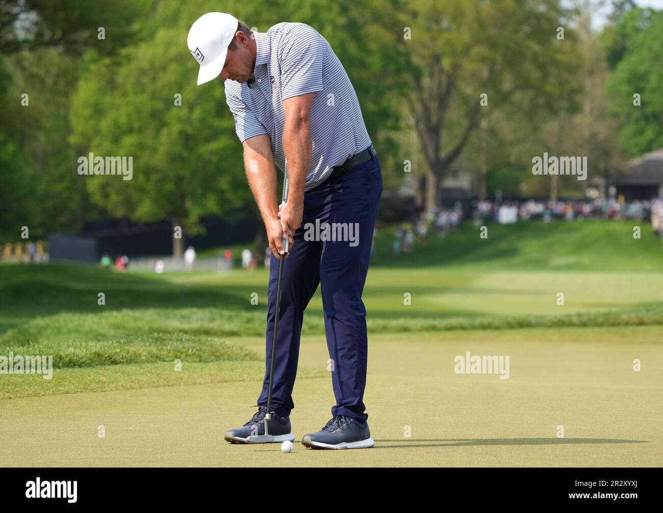 Rochester, Stati Uniti. 21st maggio, 2023. Bryson DeChambeau si mette sulla 8th buche durante l'ultimo round del campionato PGA 2023 all'Oak Hill Country Club di Rochester, New York, domenica 21 maggio 2023. Foto di Aaron Josefczyk/UPI Credit: UPI/Alamy Live News Foto Stock