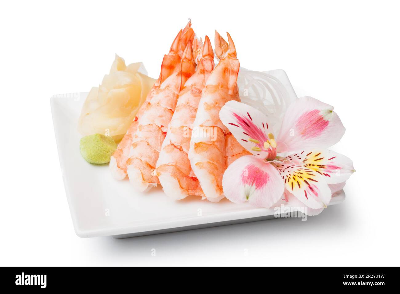 sashimi di gamberetti con piatto di withe isolato su fondo bianco Foto Stock