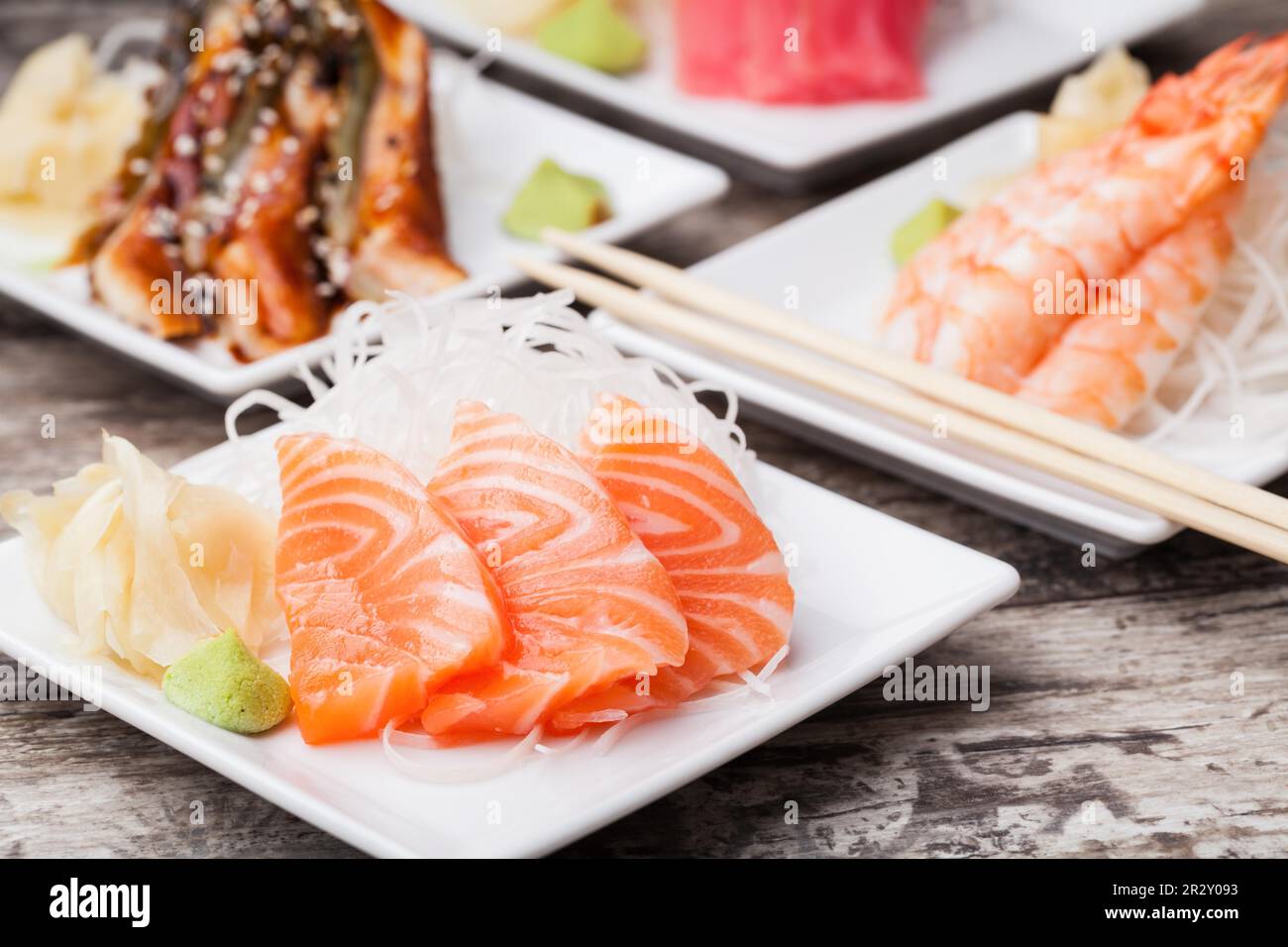 deliziosi sashimi misti su un piatto nero Foto Stock