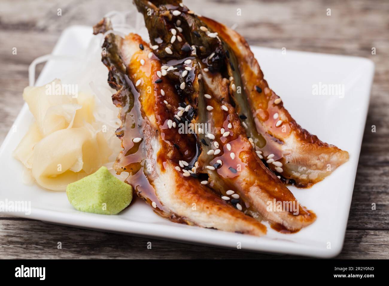 Sashimi di Eel affumicato con piatto di withe Foto Stock