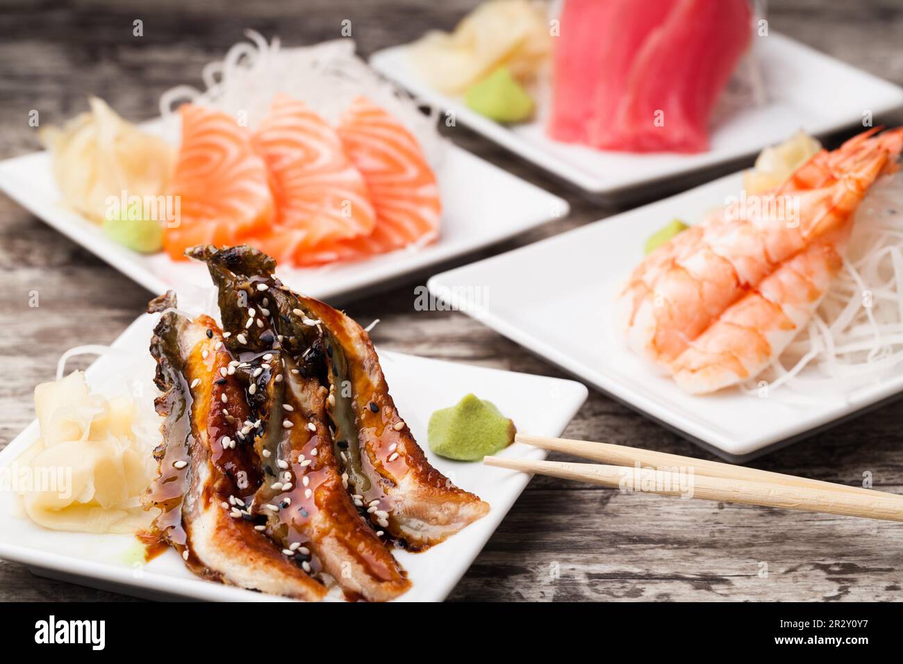 deliziosi sashimi misti su un piatto nero Foto Stock
