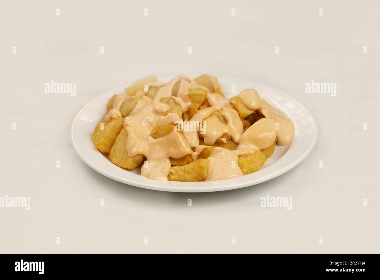 Le patate Bravas, sono una tipica preparazione di barrette in Spagna che consiste di patate tagliate a cubetti, fritte in olio d'oliva e condite con brava sa Foto Stock