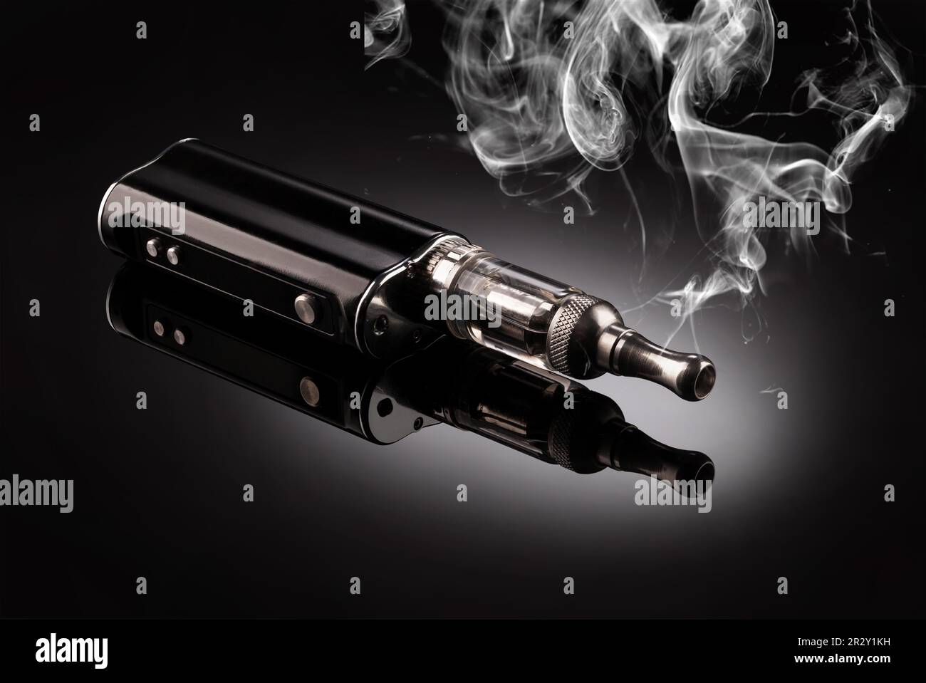 grandi sigarette elettroniche isolate su nero Foto Stock