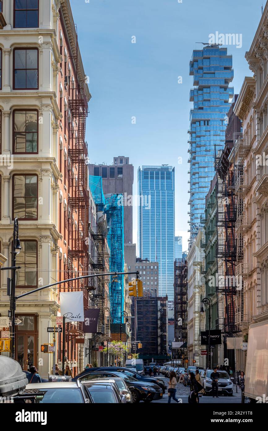 New York, USA - 23 aprile 2022: Foto di 56 Leonard Street o Jenga Building, una lussuosa torre residenziale a Lower Manhattan. Foto Stock