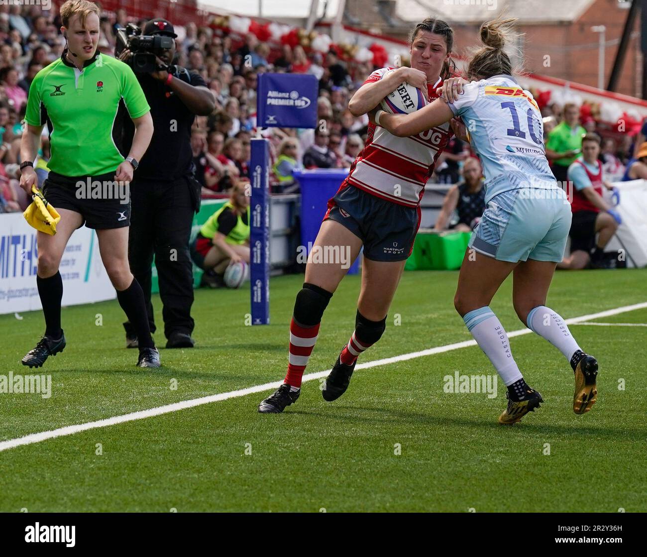 Gloucester,UK, 21 maggio 2023 Ellie Rugman (Gloucester) (L) è affrontata da Rowrna Burnfield (Harlequins) durante il GloucesterHartpury / Harlequins di Allianz Premier 15 al Kingsholm Stadium Gloucester Regno Unito il 21 2023 maggio Alamy Live News risultato finale: 67-14 Credit: Graham Glending / Glennamy Live News/Alennamy Live Foto Stock