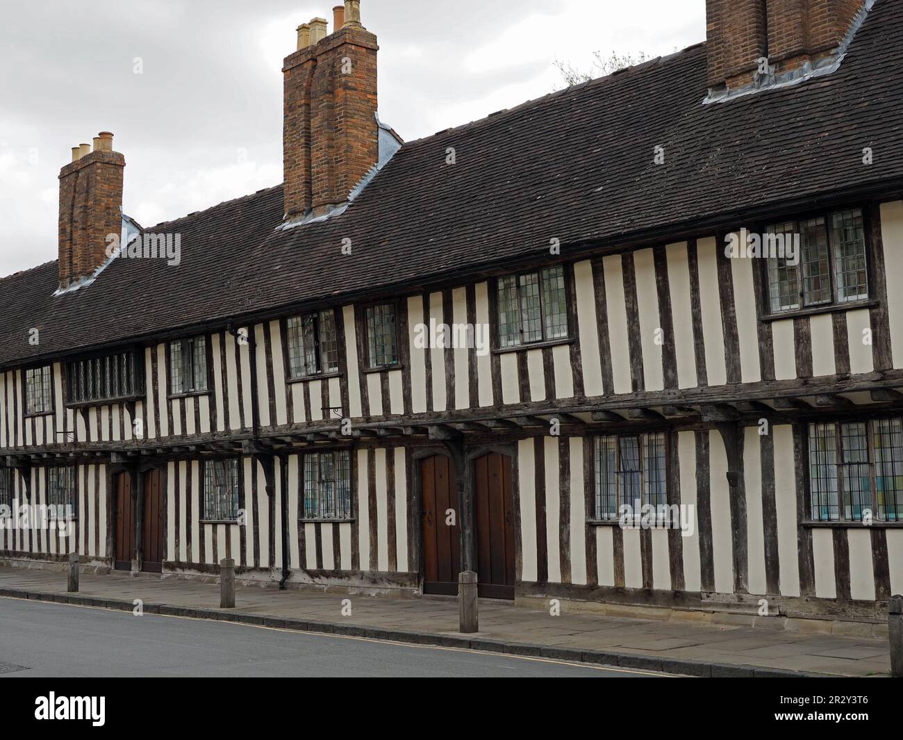 Antichi e meravigliosi edifici in legno con alti camini, finestre con luci al piombo, porte in legno e tetti a pannelli nella storica Stratford-upon-Avon, Inghilterra, Regno Unito Foto Stock