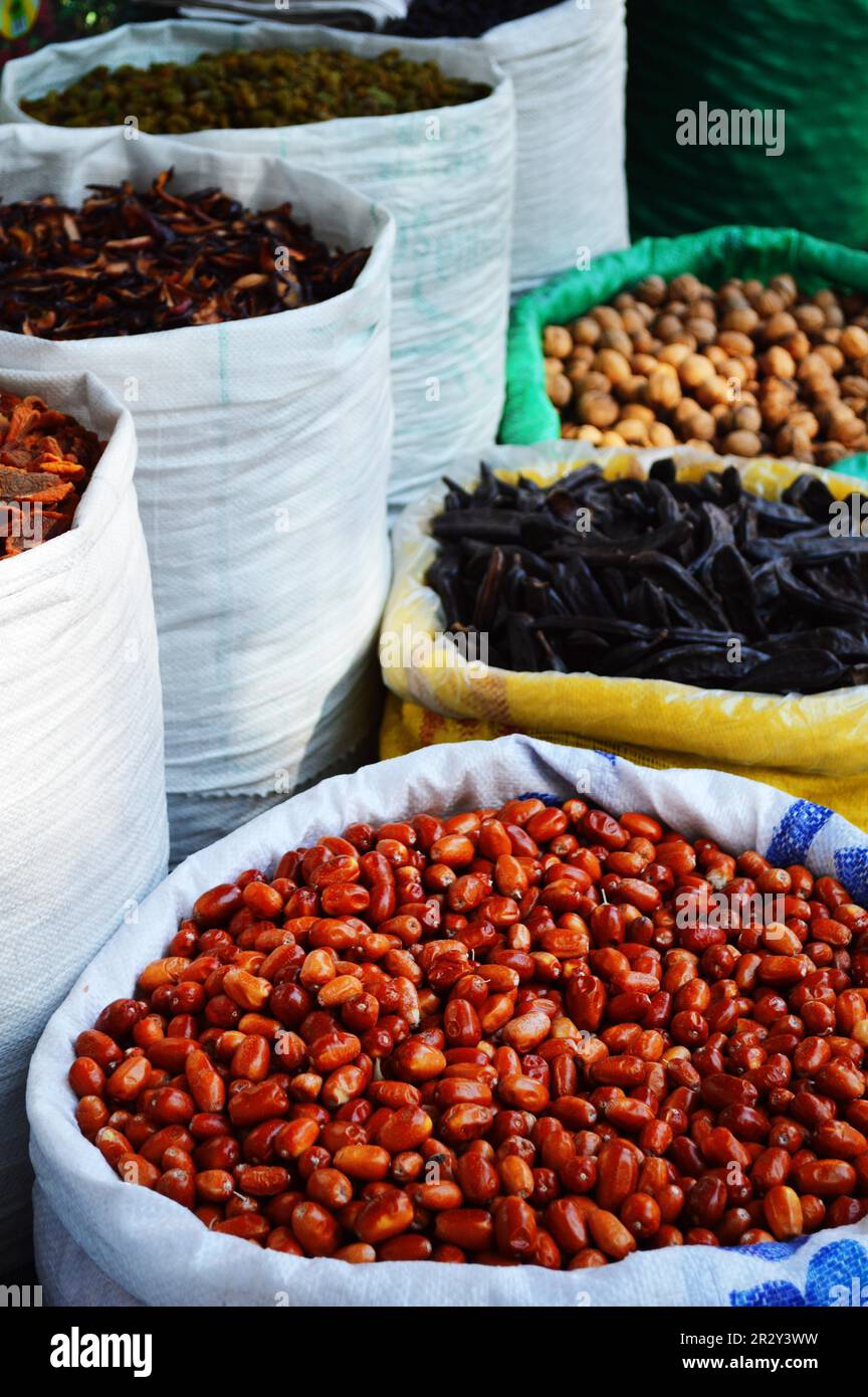 Prodotti alimentari sul mercato di strada nella città araba Foto Stock