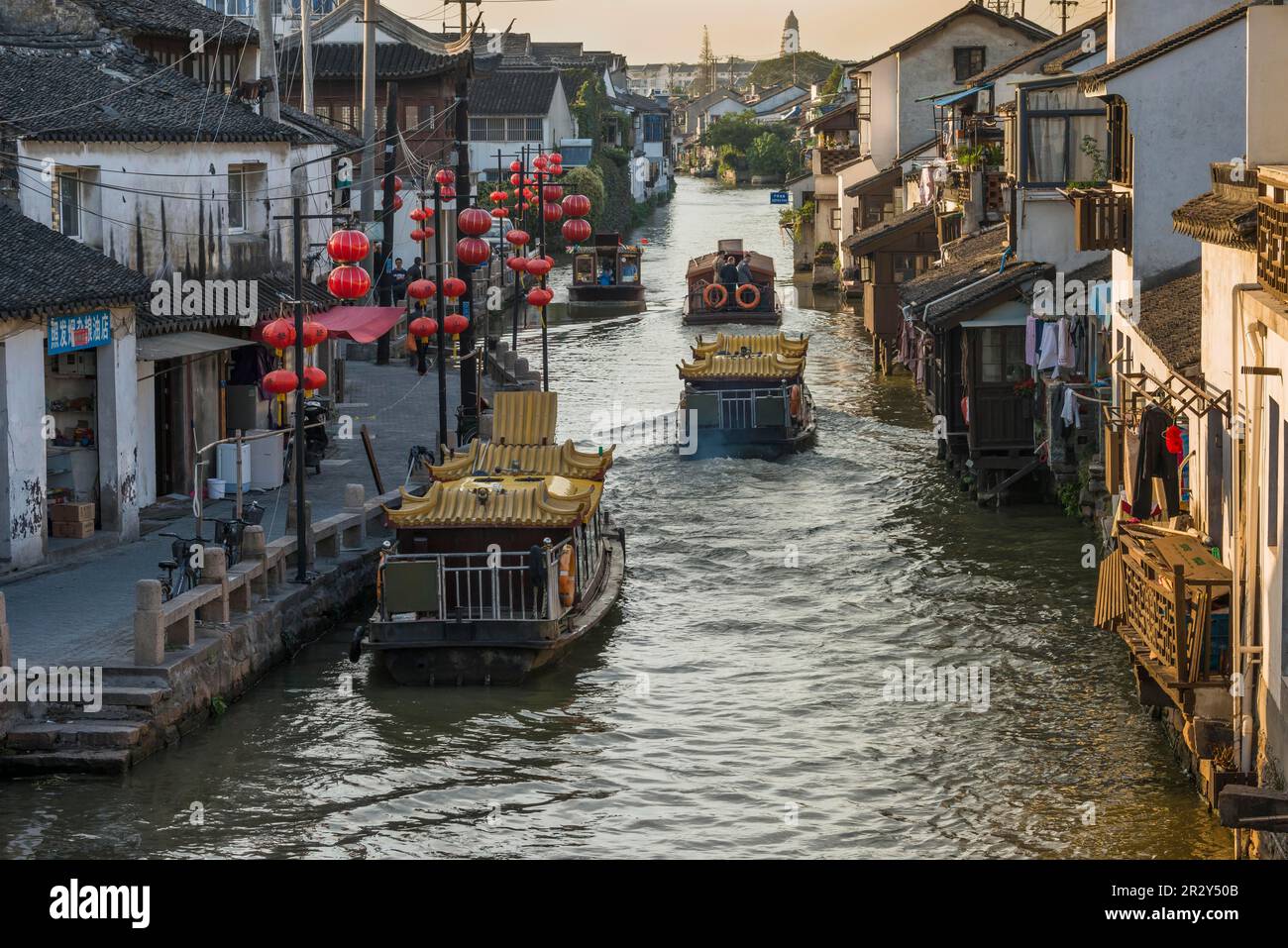 Per via navigabile, canal con imbarcazioni turistiche, Suzhou, Cina Foto Stock