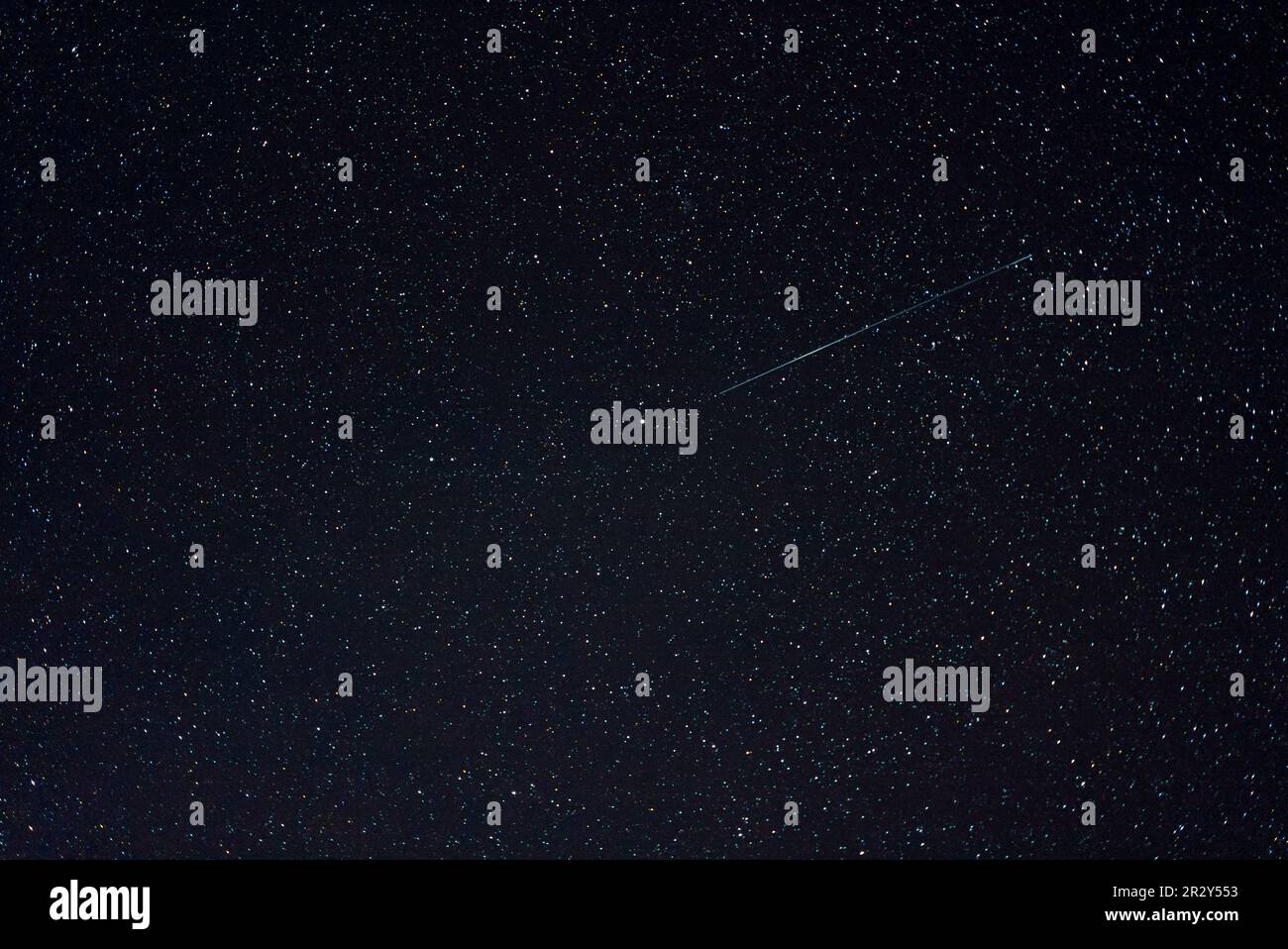 Geminids Meteor Shower con North Star Star che circonda Polaris Night Sky Skyscape. Oregon, Ashland Foto Stock