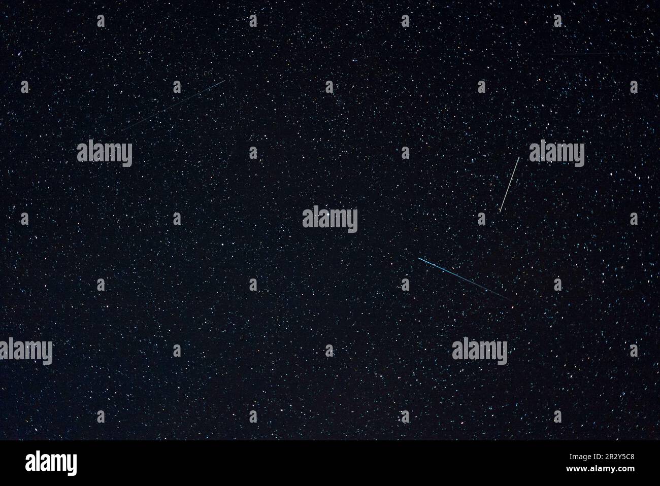 Geminids Meteor Shower con North Star Star che circonda Polaris Night Sky Skyscape. Oregon, Ashland Foto Stock