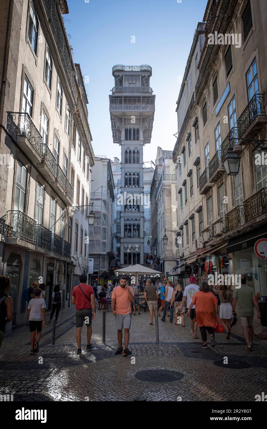 Ascensore di Santa Justa, ascensore do Carmo nel quartiere Baixa, lisbona, portogallo, con le strade periferiche con numerosi turisti, verticale Foto Stock