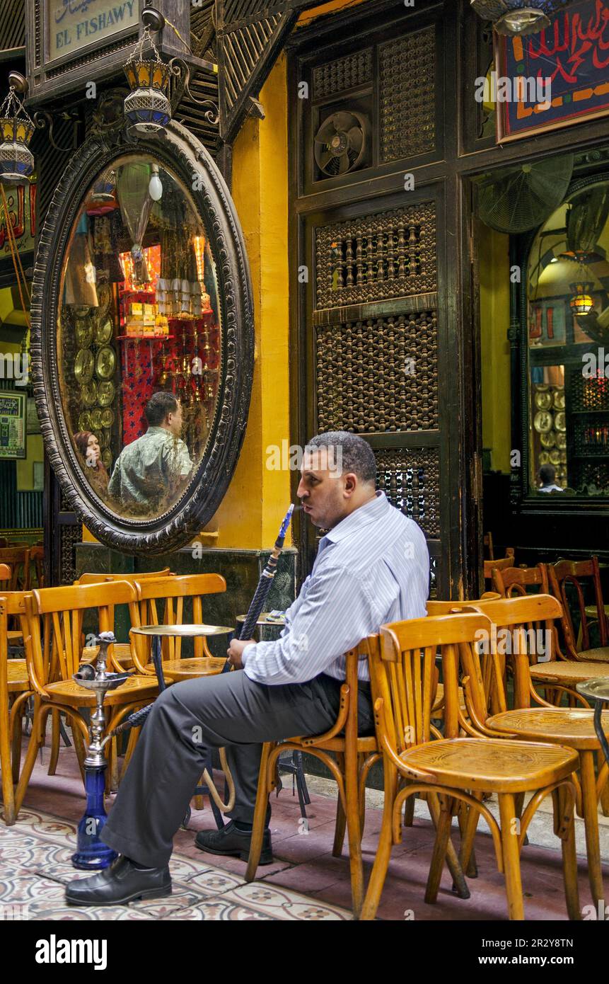 Uomo che fuma nel caffè del cairo in egitto Foto Stock