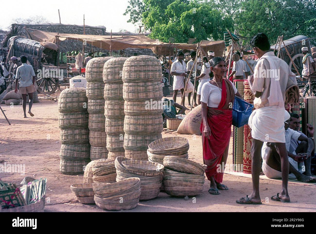 Due abitanti del villaggio Chit chatting, mercato periodico settimanale a Thudiyalur, Tamil Nadu, India del Sud, India, Asia Foto Stock