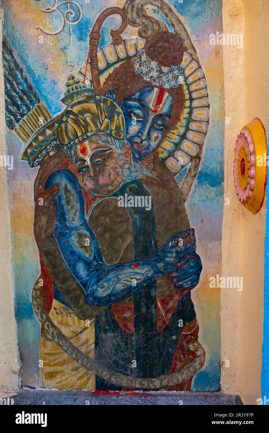 Hanuman è abbracciato da Rama in un'immagine dipinta su una parete del tempio in India Foto Stock