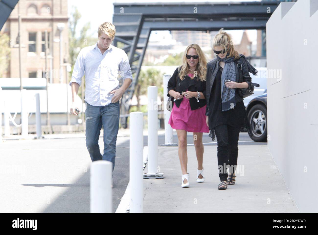 Delta Goodrem e Brian McFadden camminano fino all'appartamento Delta sul lungomare del porto di Sydney dopo aver gustato insieme un pranzo di San Valentino. Sydney, Australia. 14.02.2008. Foto Stock