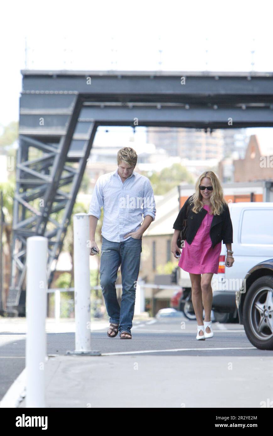 Delta Goodrem e Brian McFadden camminano fino all'appartamento Delta sul lungomare del porto di Sydney dopo aver gustato insieme un pranzo di San Valentino. Sydney, Australia. 14.02.2008. Foto Stock