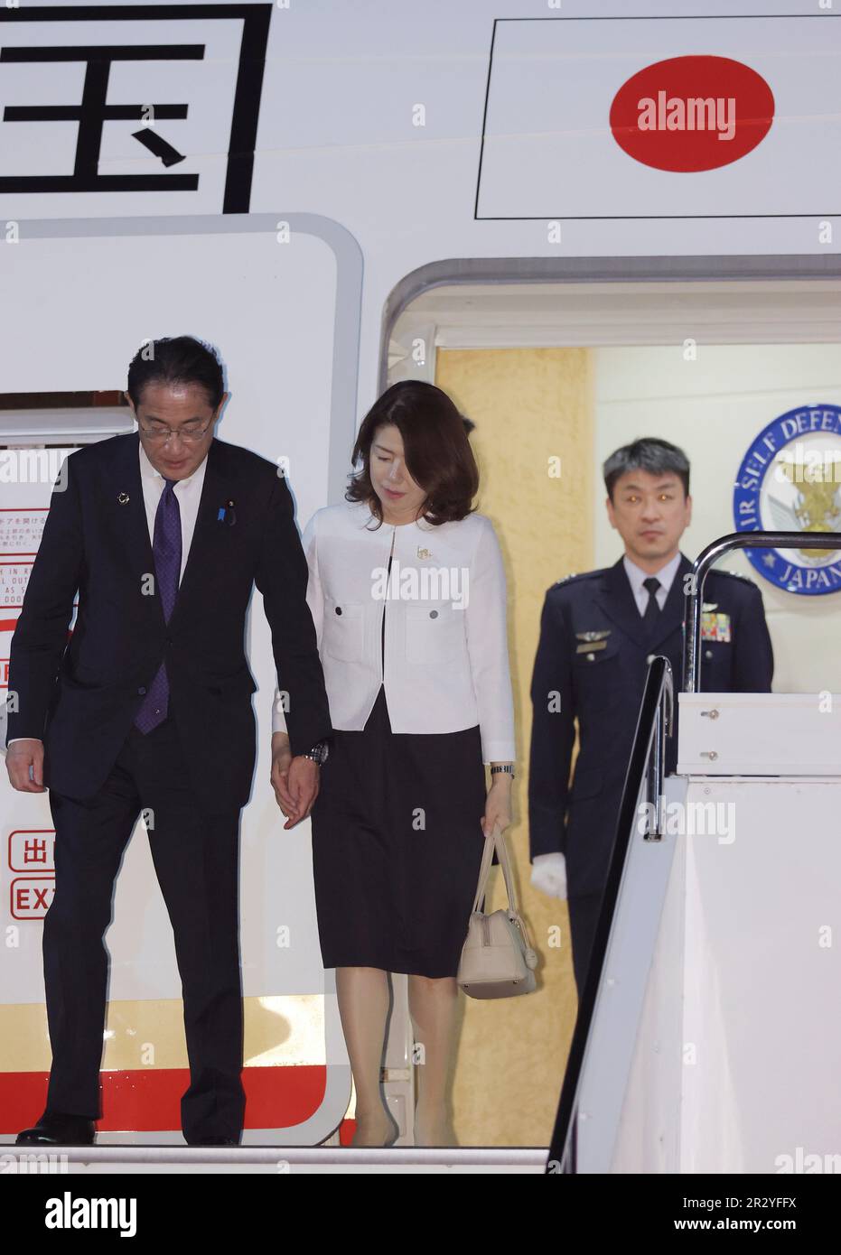 Japanese Prime Minister Fumio Kishida and his wife Yuko arrive at Haneda Airport in Tokyo on May 21, 2023. G7 summit meeting was held in Hiroshima on May 19th-21st.( The Yomiuri Shimbun via AP Images ) Foto Stock