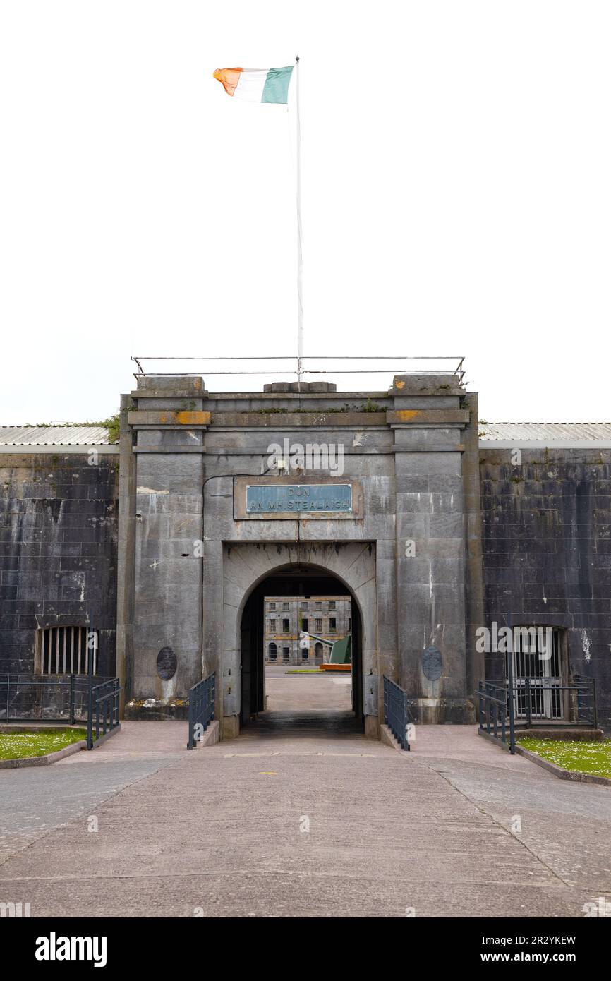L'ingresso ai terreni che erano in vari momenti un monastero, una prigione, e un forte, su Spike Island nella contea di Cork, Irlanda. Foto Stock