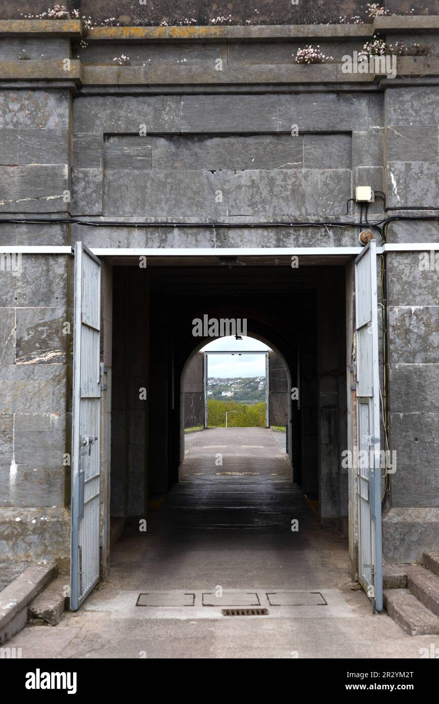 L'ingresso ai terreni che erano in vari momenti un monastero, una prigione, e un forte, su Spike Island nella contea di Cork, Irlanda. Foto Stock