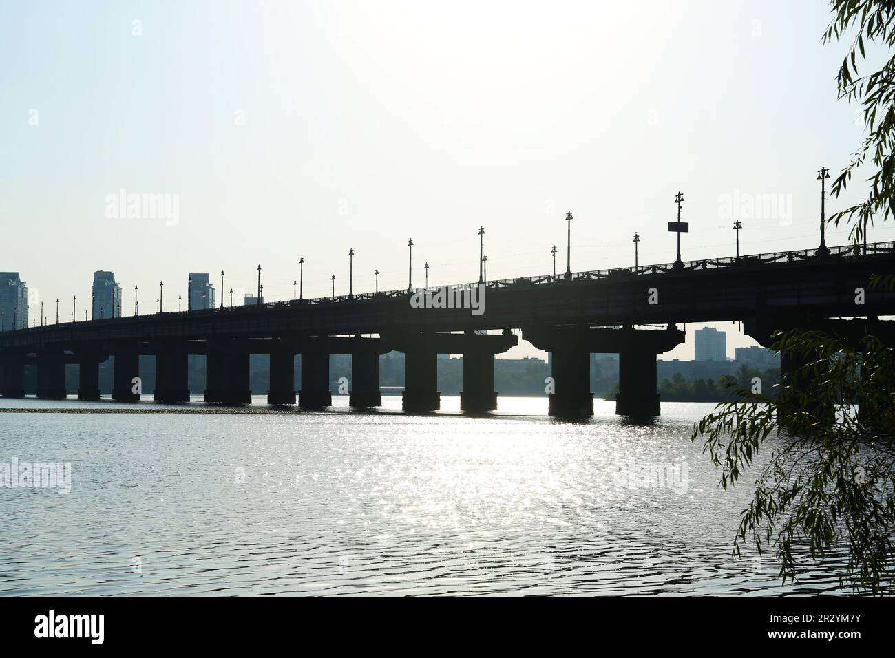 Bella vista del ponte sul fiume nelle giornate di sole Foto Stock