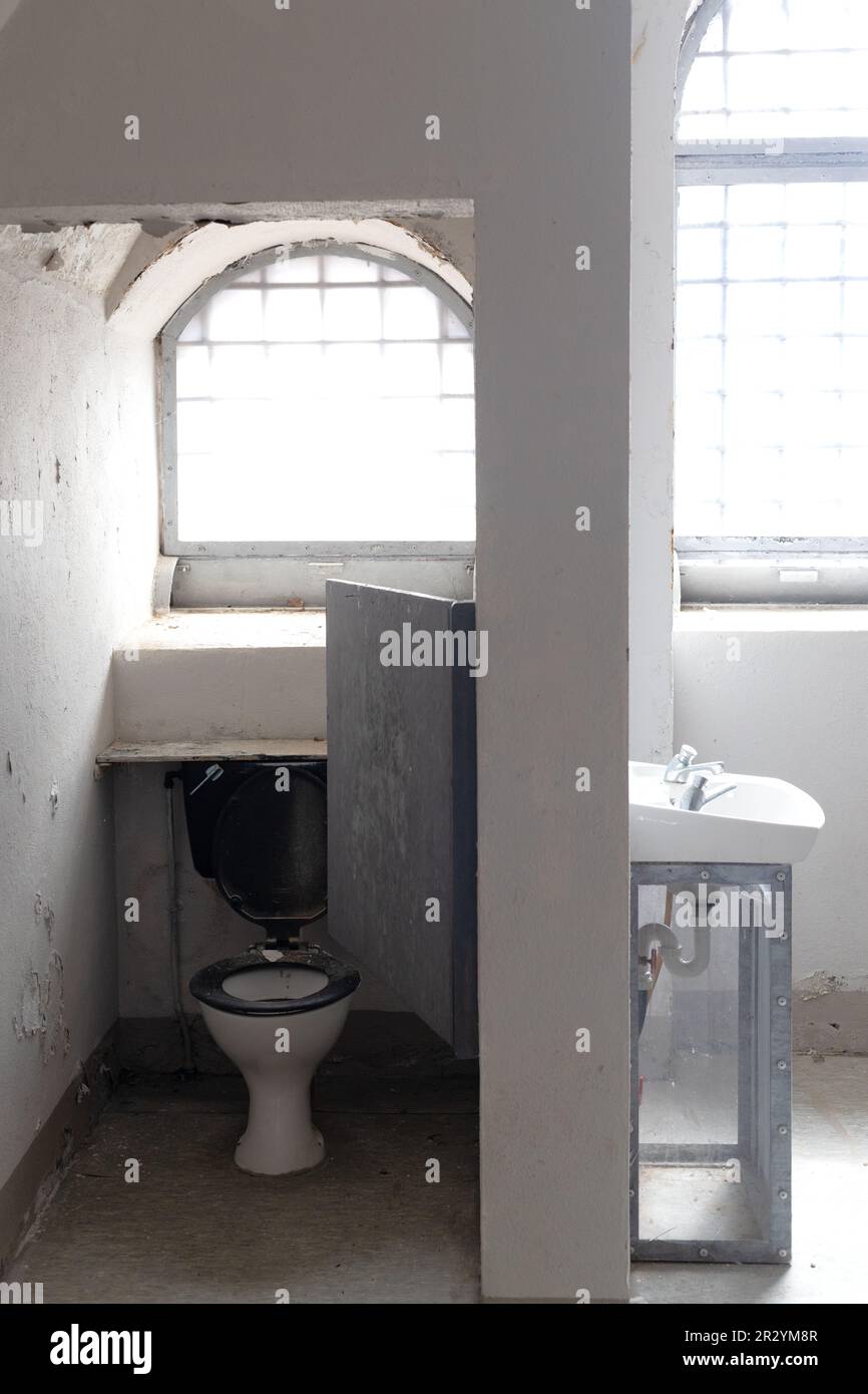 Un bagno in una vecchia cella di prigione su Spike Island nella contea di Cork, Irlanda. Foto Stock