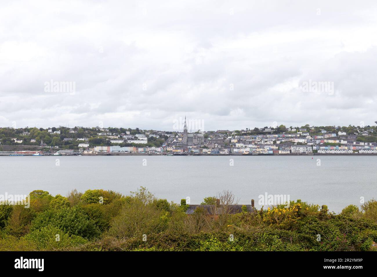 Vista di Cobh, Irlanda, nella contea di Cork, come si vede da Spike Island. Foto Stock