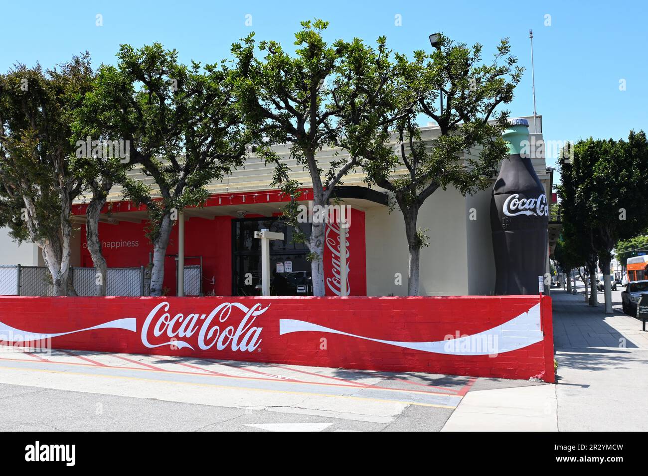 LOS ANGELES, CALIFORNIA - 17 MAGGIO 2023: Impianto Coca-Cola Bottling Co su Central Avenue a South LA. L'edificio assomiglia ad un transatlantico dentro e fuori Foto Stock