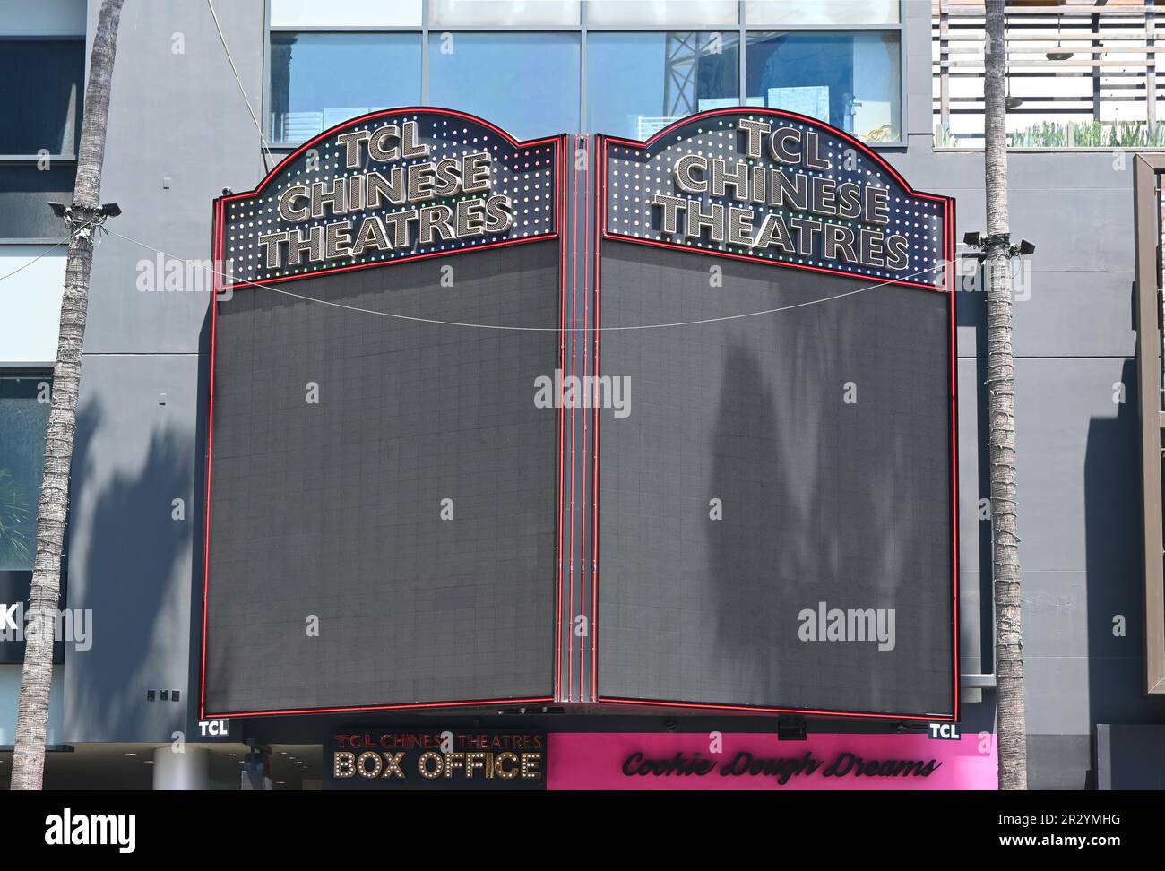 HOLLYWOOD, CALIFORNIA - 11 MAGGIO 2023: TCL Chinese Theatres segno elettronico e Box Office su Hollywood Boulevard. Foto Stock