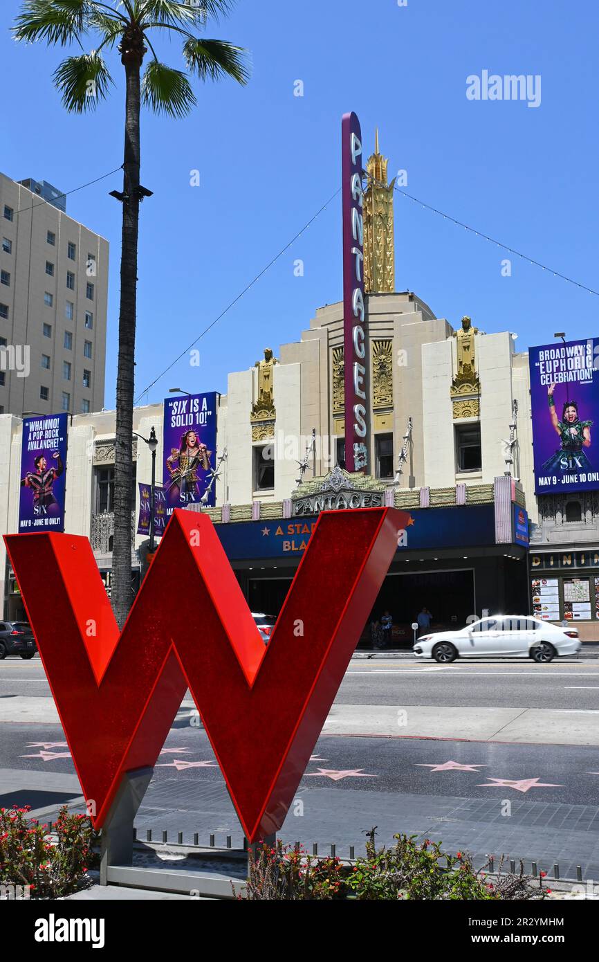 HOLLYWOOD, CALIFORNIA - 11 MAGGIO 2023: Il Pantages Theatre con il logo W Hollywood Hotel in primo piano sulla Walk of Fame. Foto Stock