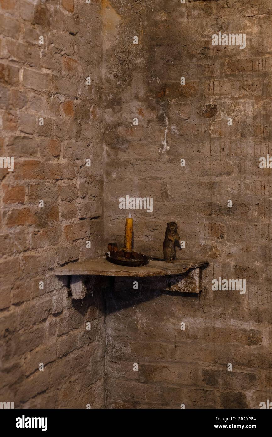 Un'esposizione che include una candela e un ratto in una cella aiuta a descrivere come era la vita nella prigione di Spike Island nella contea di Cork, Irlanda. Foto Stock