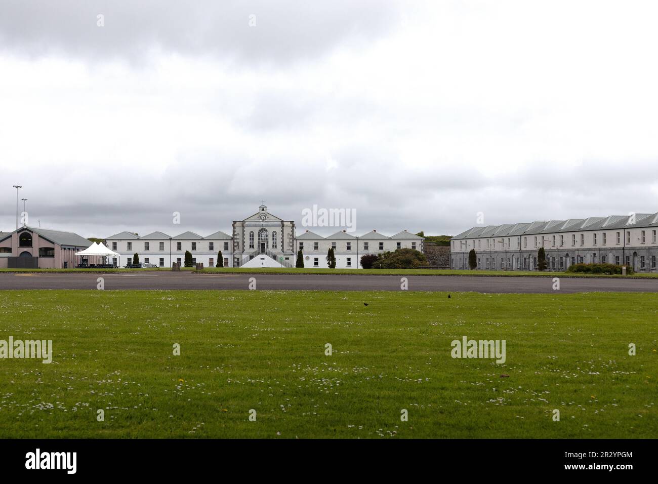 Edifici che erano in varie occasioni un monastero, una prigione, e un forte, su Spike Island nella contea di Cork, Irlanda. Foto Stock