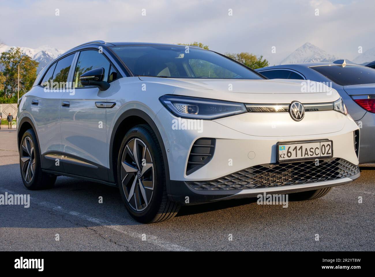 Almaty, Kazakistan - 4 maggio 2023: Una Volkswagen ID.4 2022 si trova in un parcheggio. Auto elettrica Foto Stock