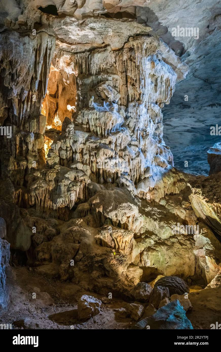 Formazioni stalattitie in Thien Cung Grotto in ha Long Bay in Vietnam Foto Stock